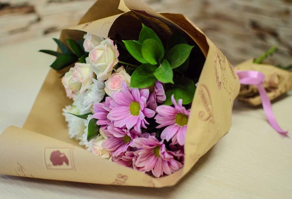 Букет улыбка в Зеленчукской Букет цветов из: Розы и Хризантемы в Зеленчукской