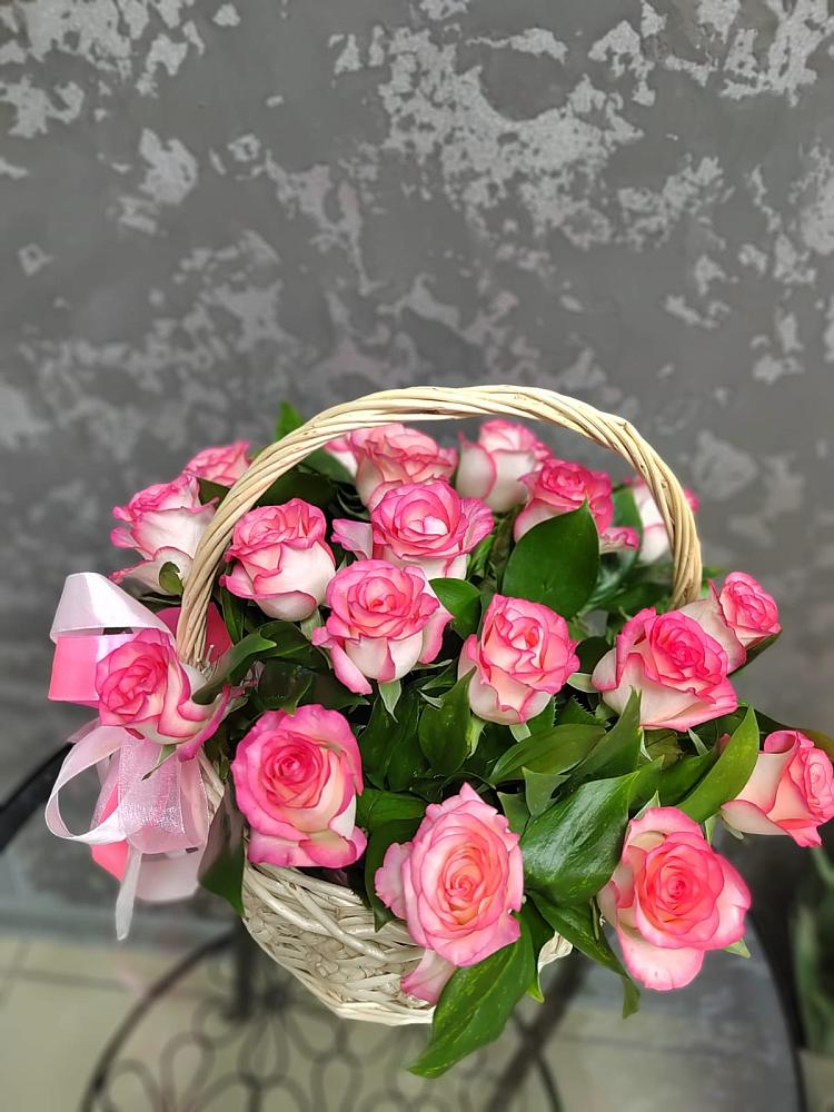 Цветочная композиция из Розы в корзине в Зеленчукской