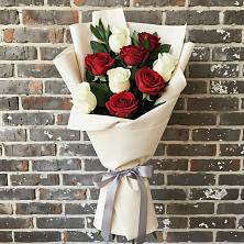 Букет красно-белые розы в Зеленчукской Букет цветов из:  Розы в Зеленчукской