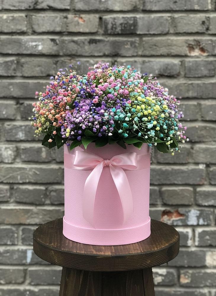 Композиция Яркие эмоции в Зеленчукской Цветочная композиция из Гипсофила и Розы в шляпной коробке в Зеленчукской