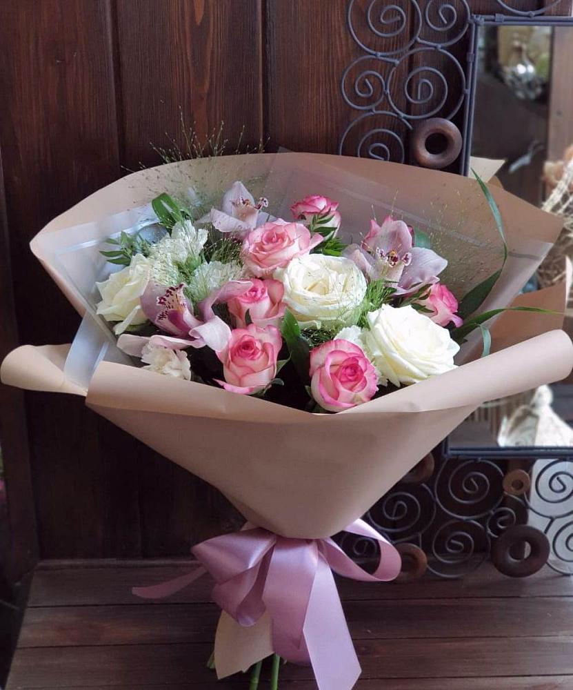 Букет майское утро в Зеленчукской Букет цветов из: Гвоздики, Орхидеи, Розы и Хризантемы в Зеленчукской