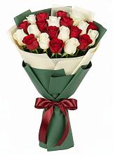 Микс из красных и белых роз в Зеленчукской Букет Микс из красных и белых роз в Зеленчукской