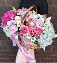 Цветочная композиция из Розы, Хризантемы, Пионы и Лизиантусы в корзине в Зеленчукской