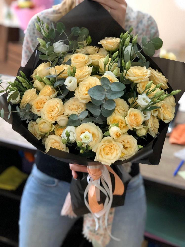 Букет цветов из: Розы и Лизиантусы в Зеленчукской