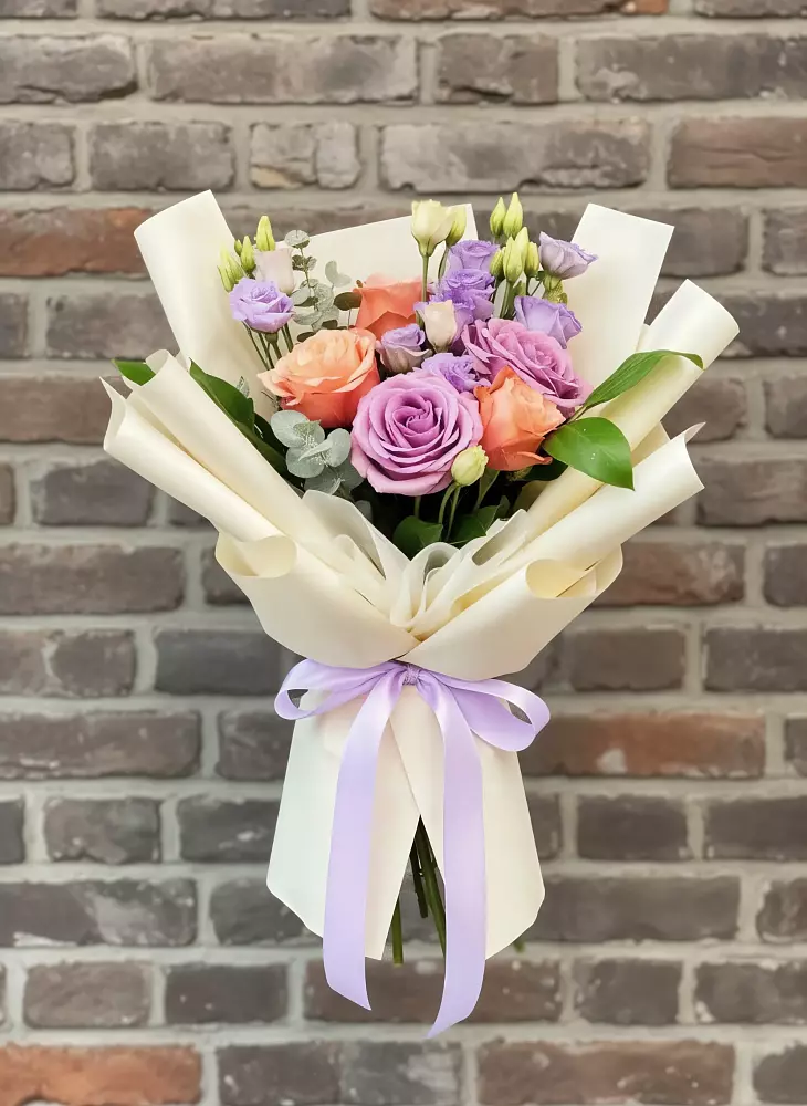 Букет цветочные ноты в Зеленчукской Букет цветов из: Лизиантусы и Розы в Зеленчукской