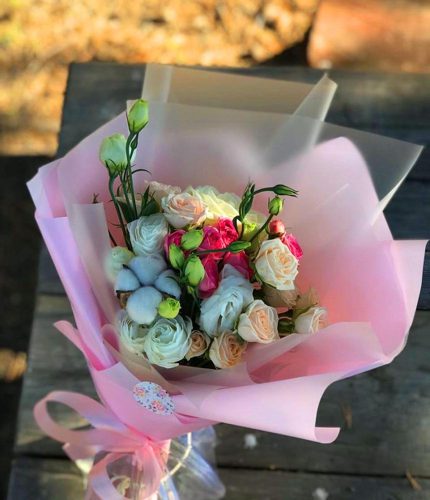 Букет цветочный коктейль в Зеленчукской Букет цветов из: Розы и Лизиантусы в Зеленчукской