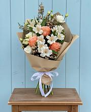 Букет яркий комплимент в Зеленчукской Букет цветов из: Альстромерии, Лизиантусы, Розы и Хризантемы в Зеленчукской
