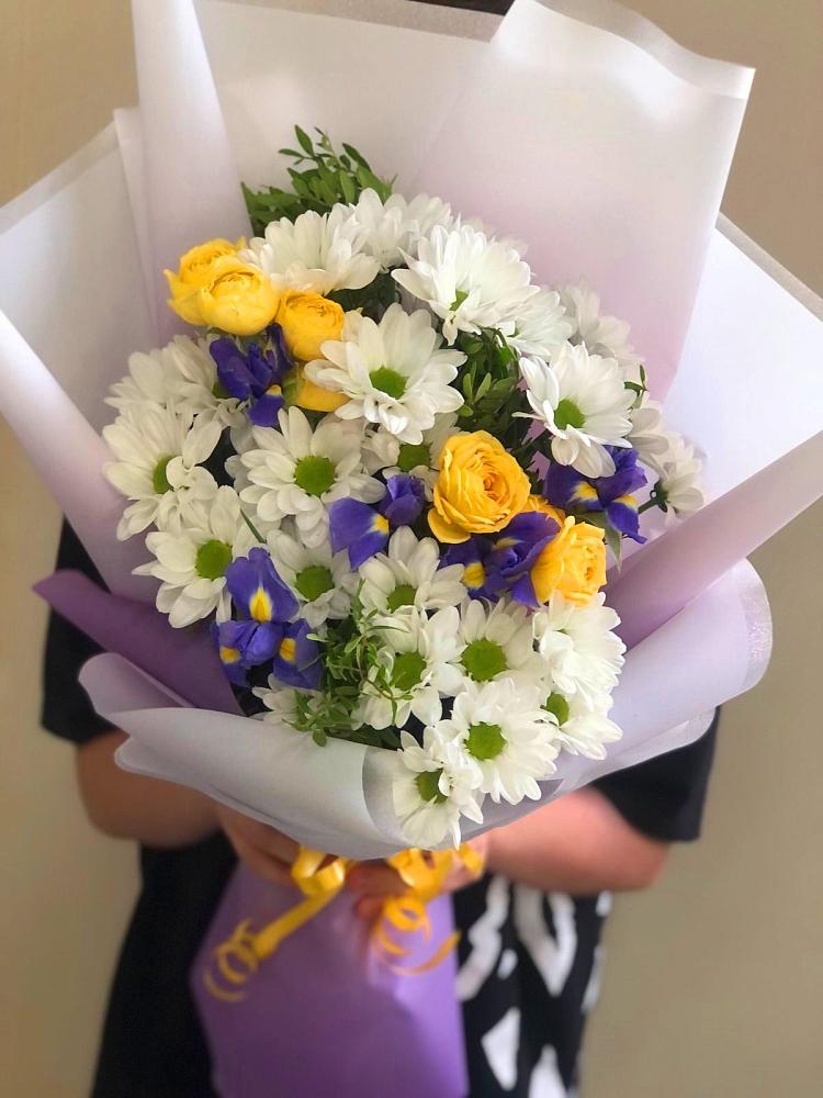 Букет солнечный привет в Зеленчукской Букет цветов из: Ирисы, Хризантемы и Розы в Зеленчукской