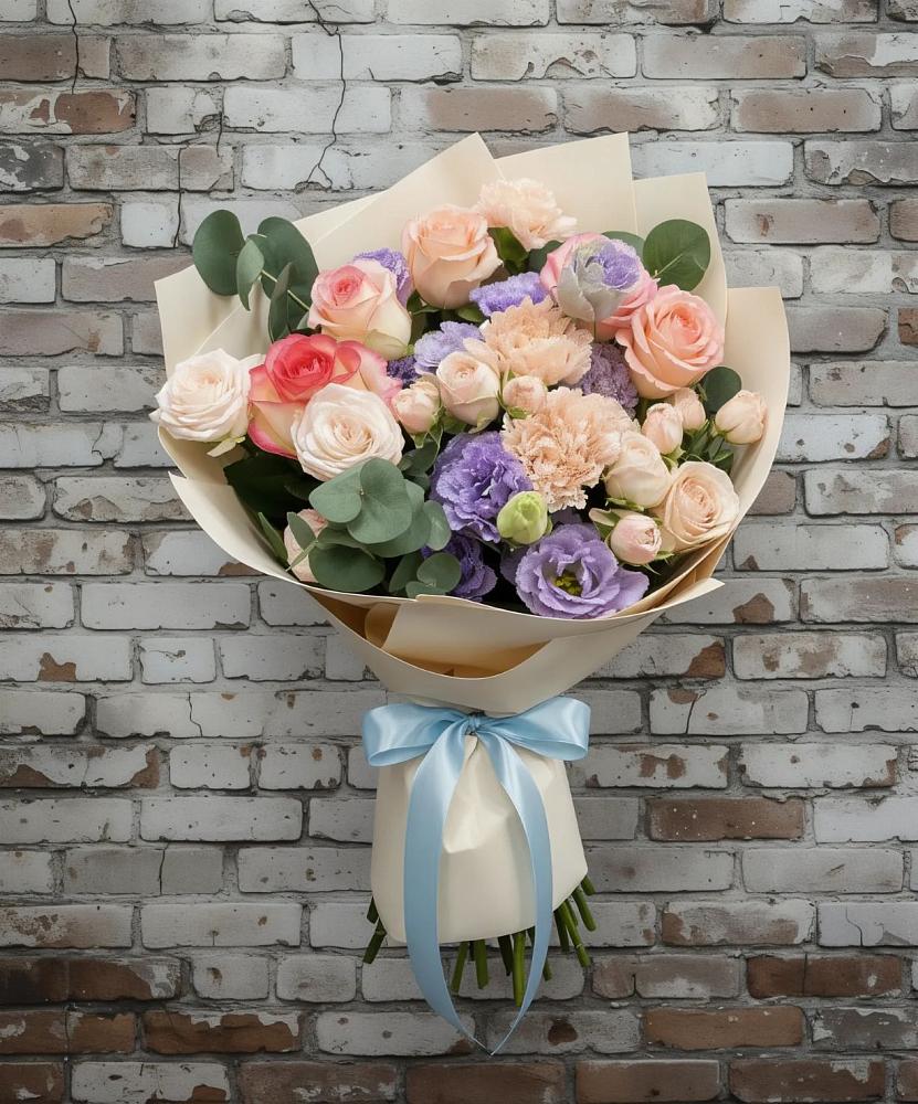 Букет Феерия в Зеленчукской Букет цветов из: Розы, Лизиантусы и Гвоздики в Зеленчукской