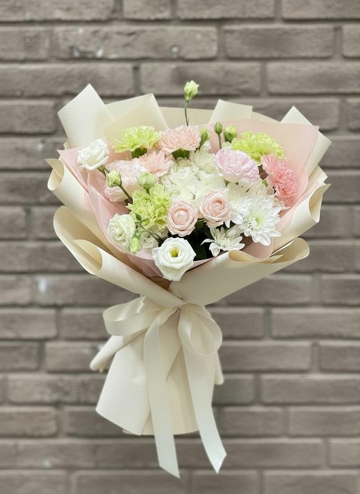 Букет Трепет мечты в Зеленчукской Букет цветов из: Гвоздики, Розы, Лизиантусы и Хризантемы в Зеленчукской