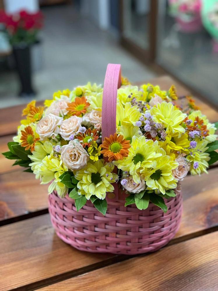 Цветочная композиция из Хризантемы и Розы в корзине в Зеленчукской