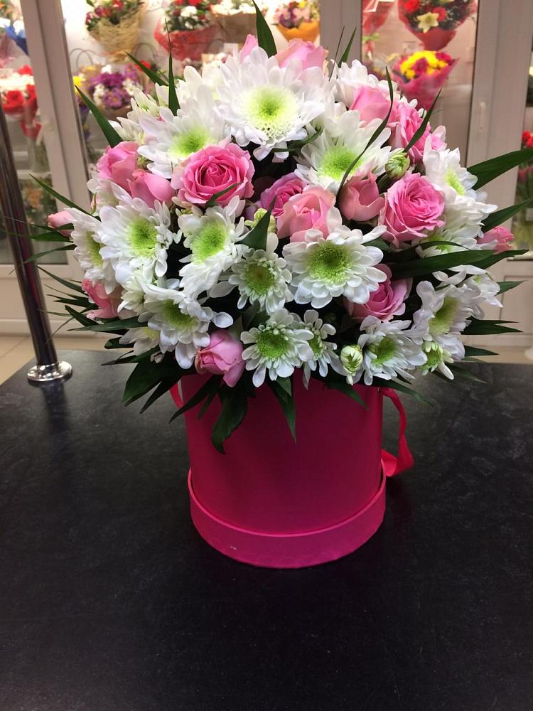 Цветочная композиция из Розы и Хризантемы в шляпной коробке в Зеленчукской