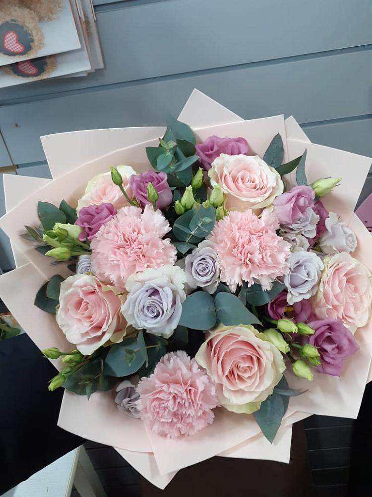 Букет обаятельный в Зеленчукской Букет цветов из: Розы, Гвоздики и Лизиантусы в Зеленчукской