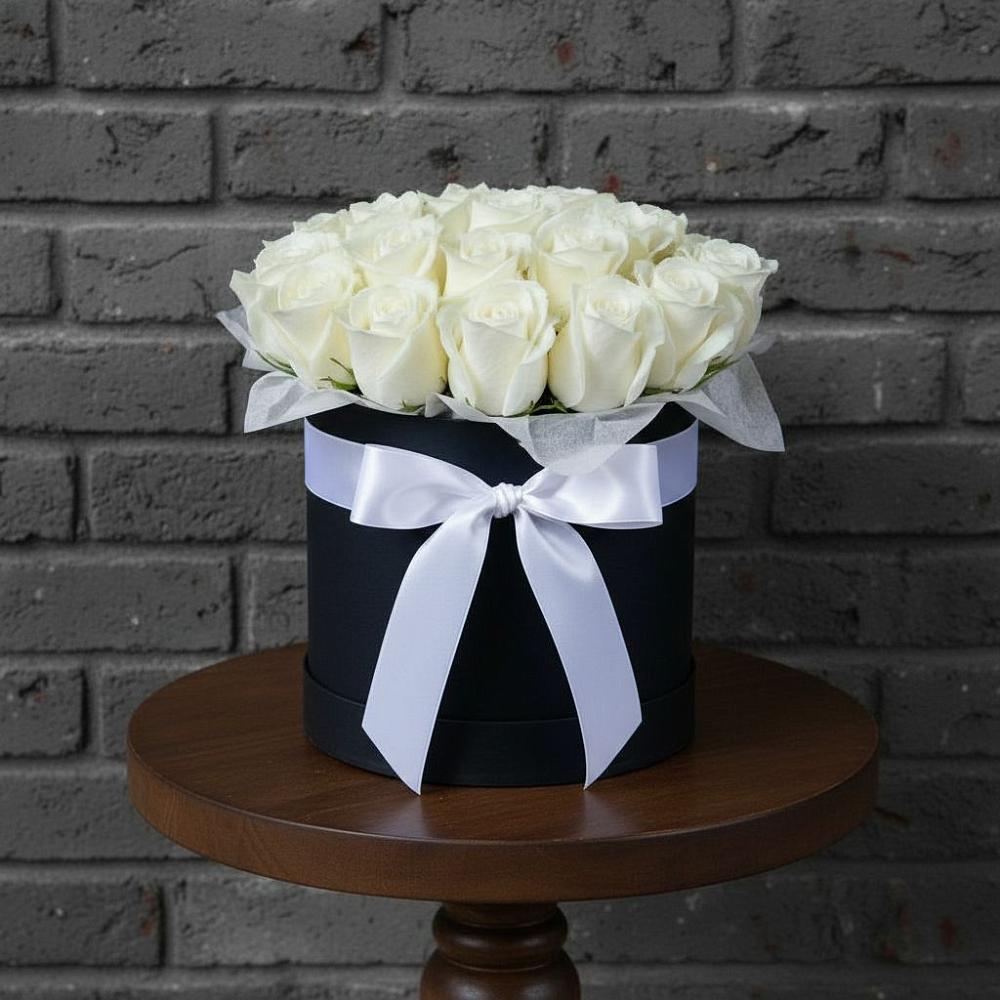 Композиция воздушная нежность в Зеленчукской Цветочная композиция из Розы в шляпной коробке в Зеленчукской