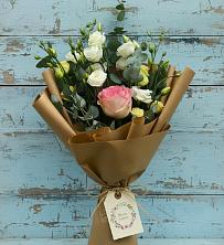 Букет нежный привет в Зеленчукской Букет цветов из:  Розы и Лизиантусы в Зеленчукской