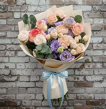 Букет Феерия в Зеленчукской Букет цветов из:  Розы, Лизиантусы и Гвоздики в Зеленчукской