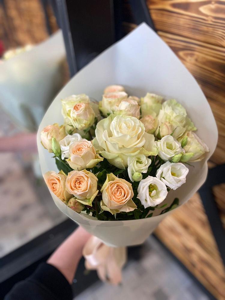 Букет цветов из: Розы и Лизиантусы в Зеленчукской